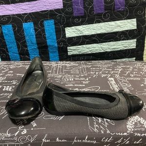 Girls comfort flats equal to women’s size 7